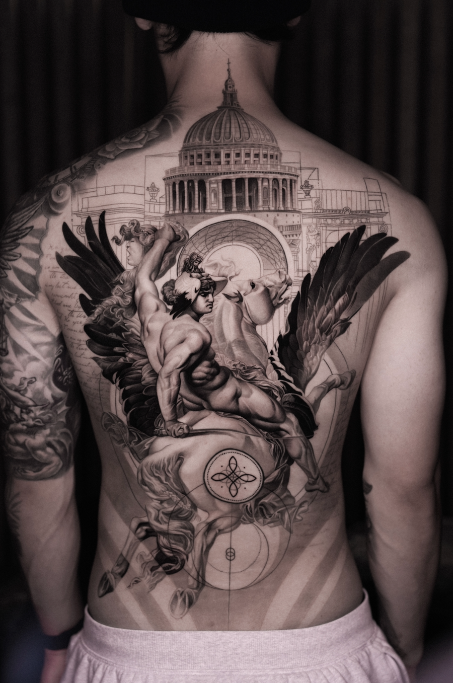 Migo, Fine line- Geometric Microrealism tattoo artist at Hanok Studio
