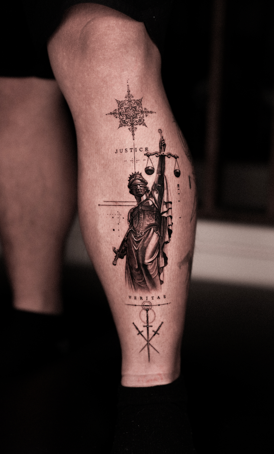 Fine line- Geometric Microrealism